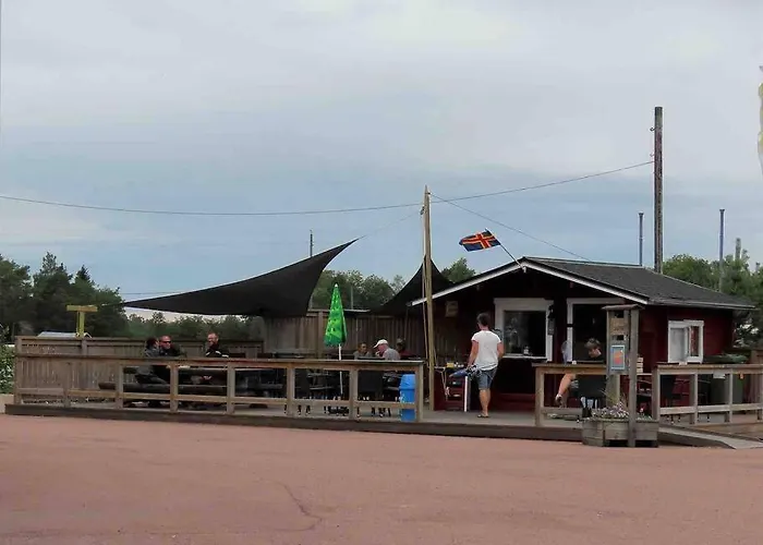 Kalles, Skaergardsidyll Med Utsikt Oever Hamnsundet