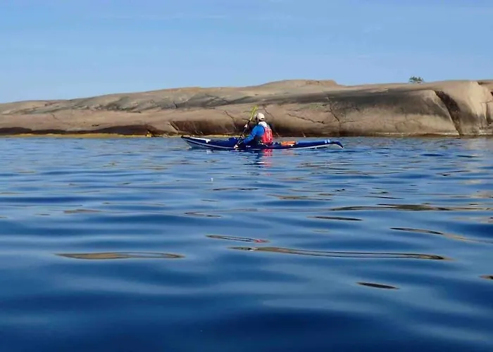 Kalles, Skaergardsidyll Med Utsikt Oever Hamnsundet